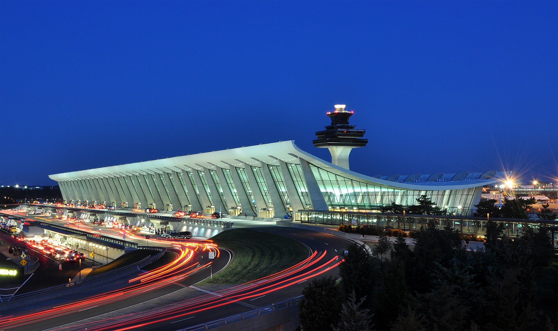 Red-Eye Flights: Pros, Cons and How to Survive One